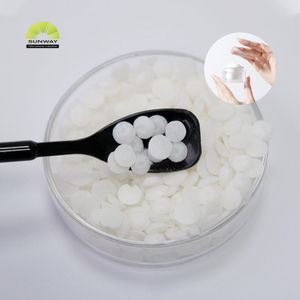 Émulsifiant crème coloré, solide cireux, 100 % (PEG-100, stéarate), conditionné en fût de 20 kg.