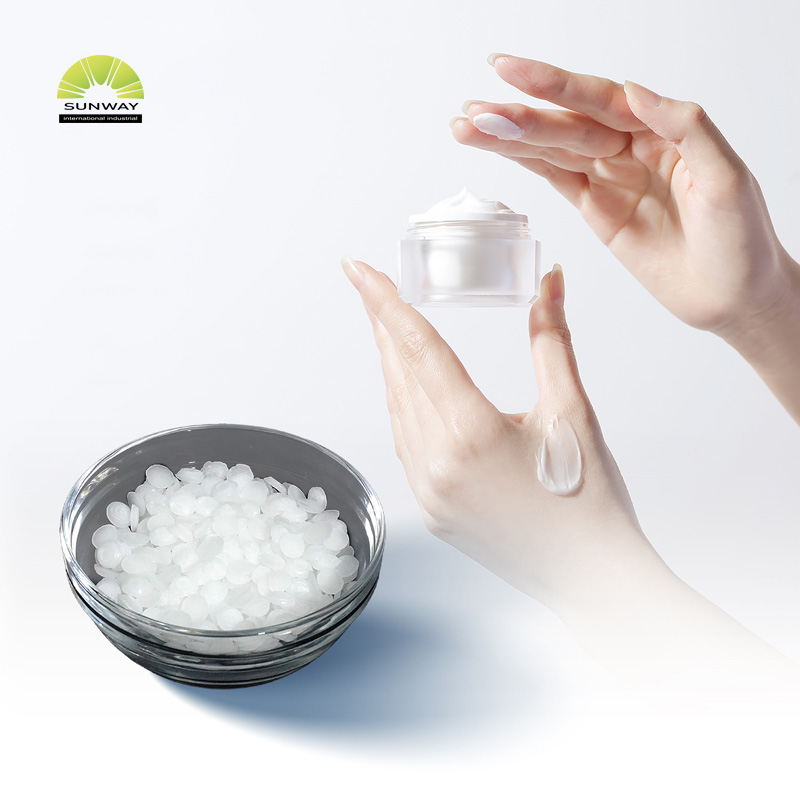 Émulsifiant crème coloré, solide cireux, 100 % (PEG-100, stéarate), conditionné en fût de 20 kg.